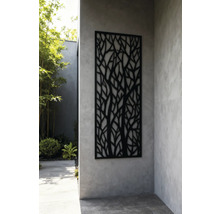 Dekorative Gartenwand mit Baummuster an einer Wand befestigt.