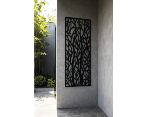 Dekorative Gartenwand mit Baummuster an einer Wand befestigt.