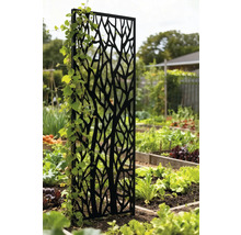 Dekorative Rankhilfe aus Metall im Garten