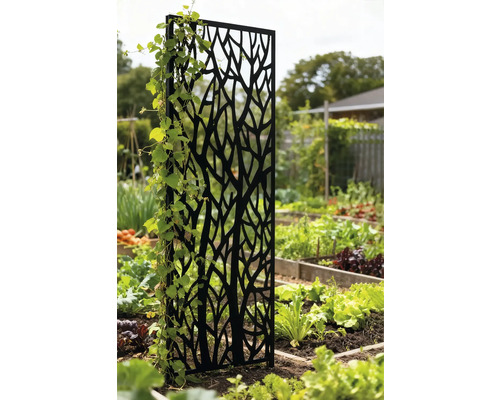 Dekorative Rankhilfe aus Metall im Garten