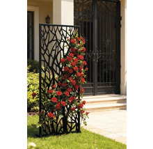 Dekoratives Gartenelement mit Kletterrosen vor einem Hauseingang