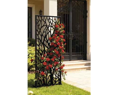 Dekoratives Gartenelement mit Kletterrosen vor einem Hauseingang