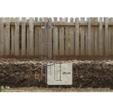 Illustration eines Tomatenstabs im Garten mit einer Einbautiefe von 29 Zentimetern