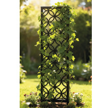 Dekorative Gartensäule mit Rankpflanzen im Außenbereich.