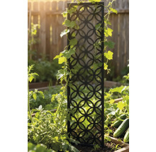 Gartenszene mit Rankhilfe im Beet