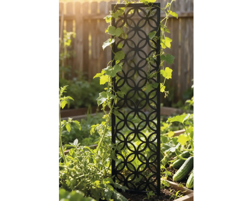 Gartenszene mit Rankhilfe im Beet