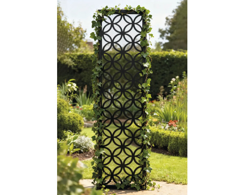 Dekoratives Gartenelement mit kreisförmigem Muster und Kletterpflanzen in einem Garten.