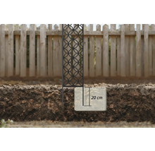 Dekorative Gartensäule mit Fundamentstein im Erdreich und 20 Zentimeter Markierung