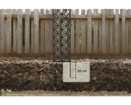 Dekorative Gartensäule mit Fundamentstein im Erdreich und 20 Zentimeter Markierung