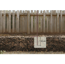 Ein Erdanker mit einer Länge von 25 cm wird im Boden befestigt, um Stabilität zu gewährleisten.
