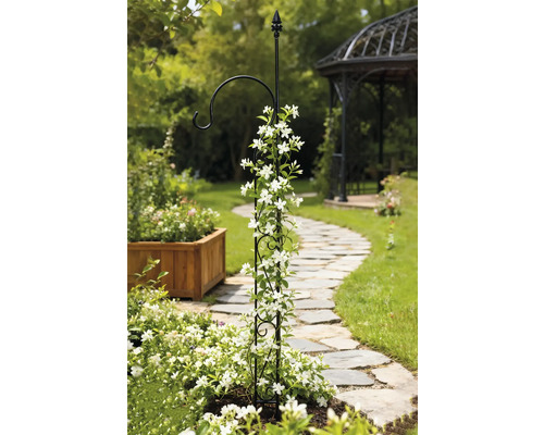 Gartenszene mit Rankhilfe, bewachsen mit weißen Blüten, und Gartenlaube im Hintergrund