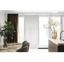 Wohnraum mit Esstisch, Stühlen, Vorhängen und Flächenvorhängen vor einer Terrassentür