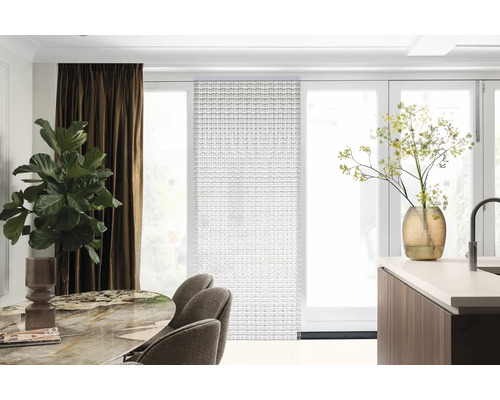 Wohnraum mit Esstisch, Stühlen, Vorhängen und Flächenvorhängen vor einer Terrassentür