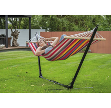 Frau entspannt in Hängematte mit Stahlgestell im Garten