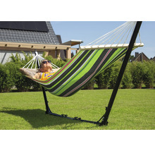 Mann entspannt in einer gestreiften Hängematte mit Gestell im Garten.