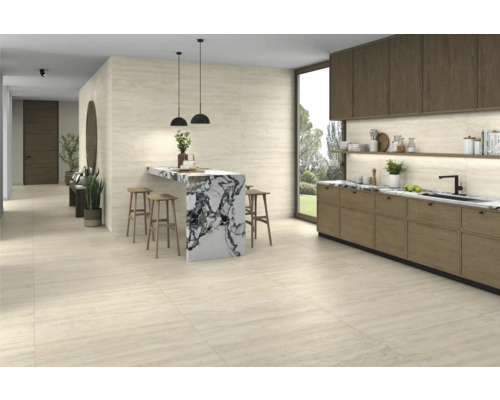 Heller Raum mit Küchenzeile, Bartisch mit Barhockern und Fliesenboden.