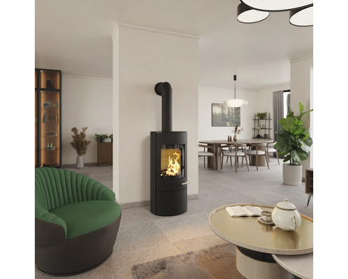 Wohnzimmer mit Kaminofen, Sessel und Esstisch