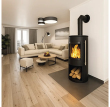 Wohnzimmer mit Kaminofen, Sofa und Holzboden