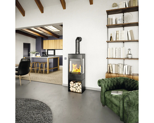 Wohnzimmer mit Kaminofen, Holzregal und grüner Polstergarnitur