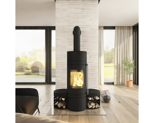 Schwarzer Kaminofen mit Holzfächern in einem Wohnzimmer