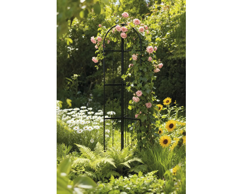 Gartenszene mit Rosenbogen, bewachsen mit Rosen