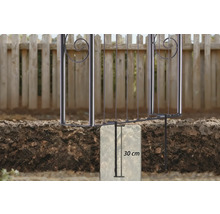 Einbetonieren eines Zauns mit 30 Zentimeter Tiefe im Boden