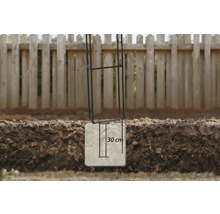 Pflanzkastenstütze aus Metall im Boden, 30 Zentimeter tief