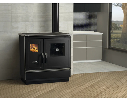 Schwarzer Küchenherd mit Sichtfenster und Feuer im Brennraum in Küchenumgebung.