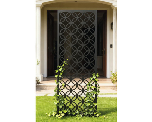 Dekorative Trennwand aus Metall mit kreisförmigem Muster und Kletterpflanzen im Garten