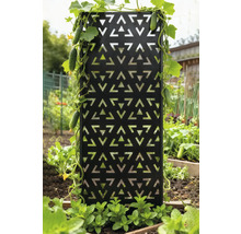 Dekorative Rankhilfe aus Metall mit Gurkenpflanze im Garten