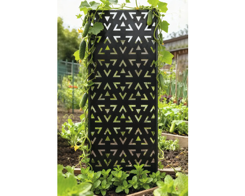 Dekorative Rankhilfe aus Metall mit Gurkenpflanze im Garten