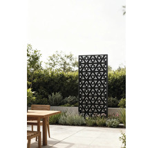 Dekorativer Sichtschutz aus Metall mit Dreiecksmuster im Garten neben einer Sitzecke