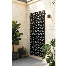 Dekorplatte mit Dreiecksmuster an einer Wand im Außenbereich