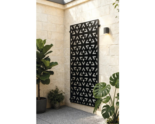 Dekorplatte mit Dreiecksmuster an einer Wand im Außenbereich