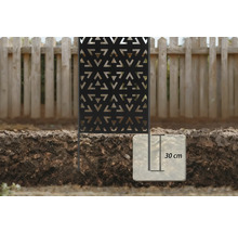 Dekorative Gartenzaunblende mit geometrischem Muster und 30 Zentimeter Befestigungstiefe im Boden.