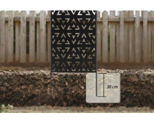 Dekorative Gartenzaunblende mit geometrischem Muster und 30 Zentimeter Befestigungstiefe im Boden.