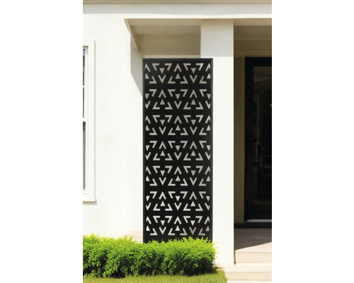 Dekoratives Zaunelement mit Dreiecksmuster im Außenbereich