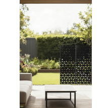 Außenbereich mit Sichtschutzwand, Sofa und Tisch auf einer Terrasse mit Rasenfläche