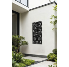 Dekorplatte mit Dreiecksmuster an einer Gartenmauer