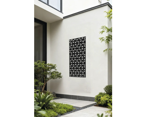 Dekorplatte mit Dreiecksmuster an einer Gartenmauer