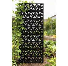 Dekorativer Sichtschutz aus Metall mit dreieckigem Muster und Kletterpflanze im Garten.