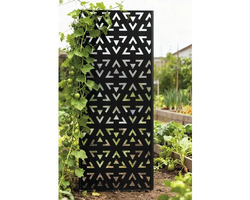 Dekorativer Sichtschutz aus Metall mit dreieckigem Muster und Kletterpflanze im Garten.