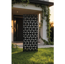 Dekorativer Gartenzaun aus Metall mit dreieckigem Muster vor einem Haus