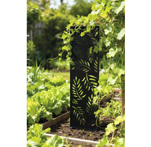 Dekorative Gartenstele aus Metall mit Blattmuster im Gemüsebeet