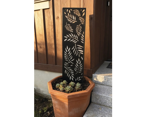 Blumenkübel mit Rankhilfe und Blattmuster