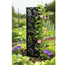 Gartenszene mit Rankhilfe aus Metall mit Blattmuster und blühenden Kletterpflanzen