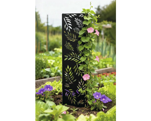 Gartenszene mit Rankhilfe aus Metall mit Blattmuster und blühenden Kletterpflanzen