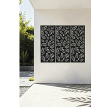 Drei dekorative Sichtschutzelemente mit Blattmuster an einer Hauswand