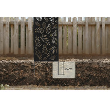 Dekorativer Sichtschutz mit Blätterdesign und 25 Zentimeter Befestigungstiefe im Boden.