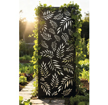 Dekorative Gartenwand mit Blattmuster und Kletterpflanzen